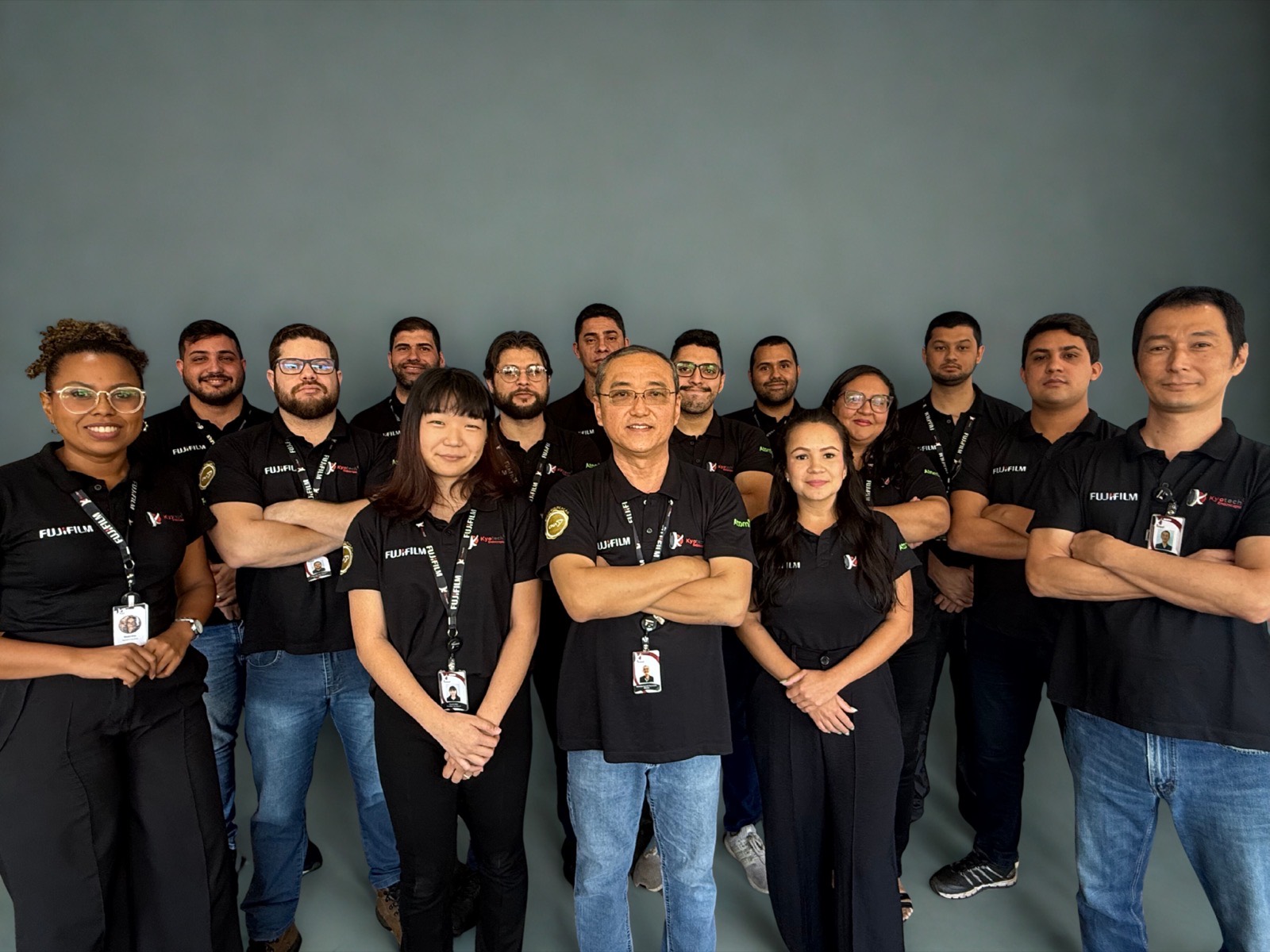 Equipe técnica e comercial da Kyotech, uniformizada